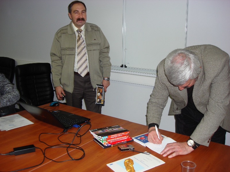 Вадим Котельников подписывает свою книгу для участника тренинга Инноварситет, инновационный университет, МГУ, 2012